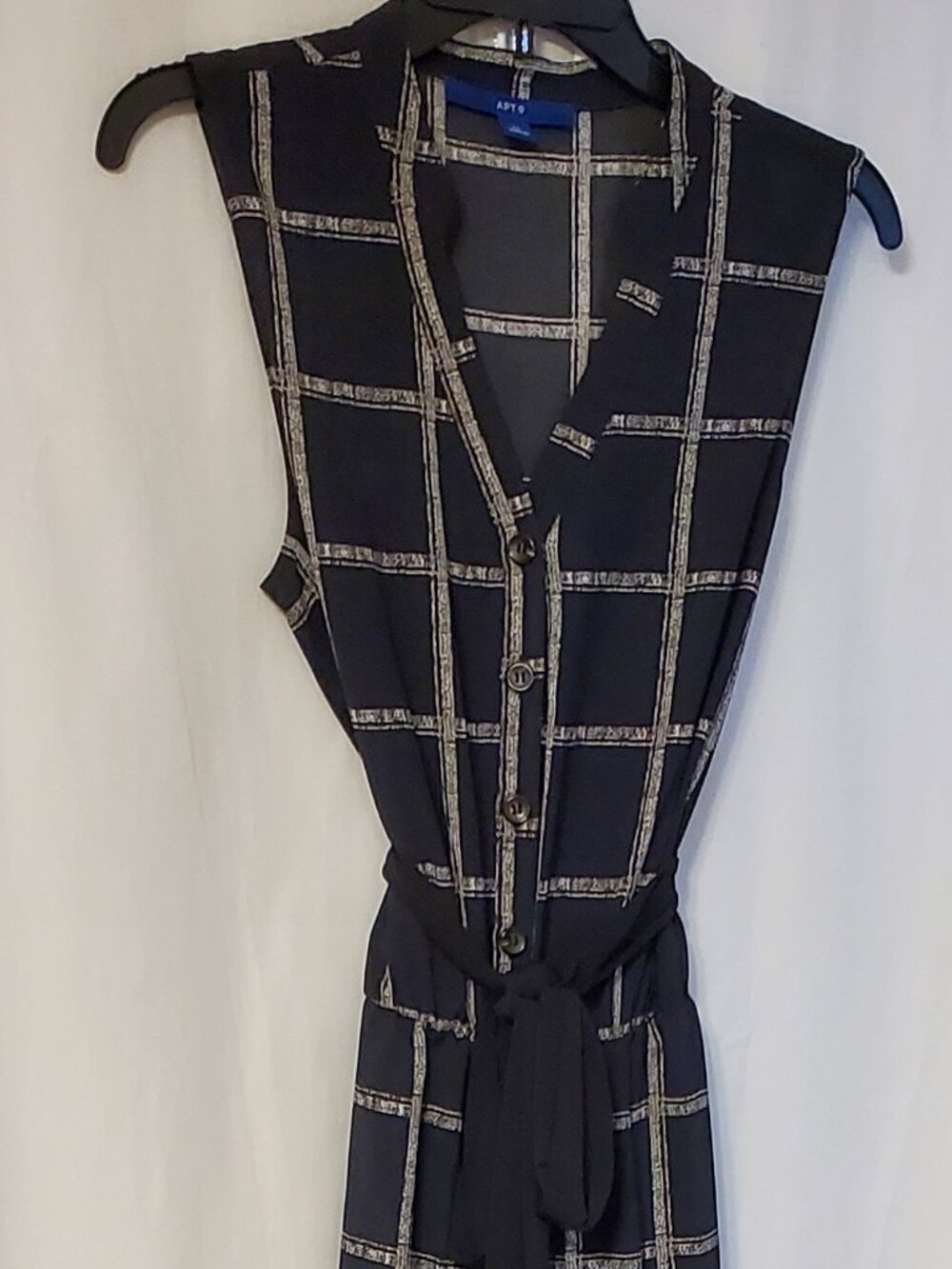 Black & White sleeveless jumper Apt. 9 Size: M